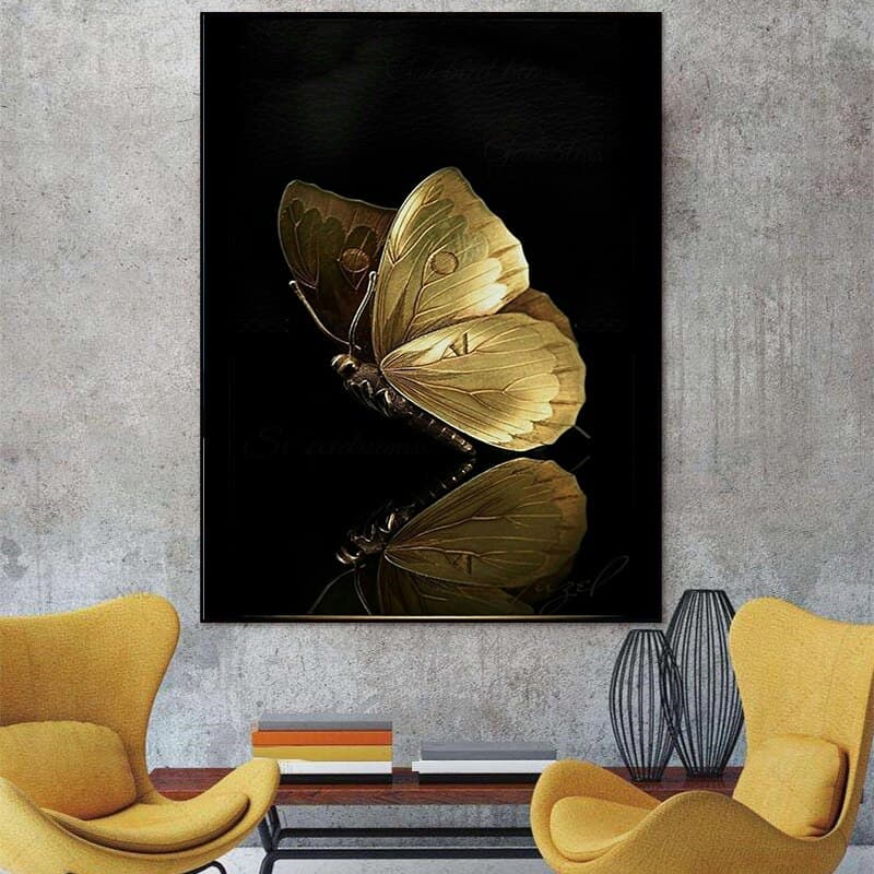 Borboleta Dourada com Reflexo Fundo Preto Vertical