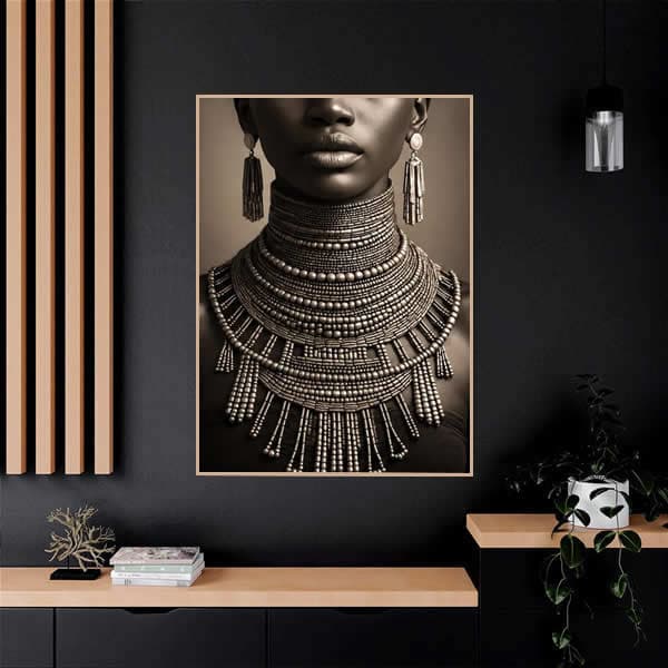 Vertical Mulher Negra com Colar Tribal em Preto e Branco